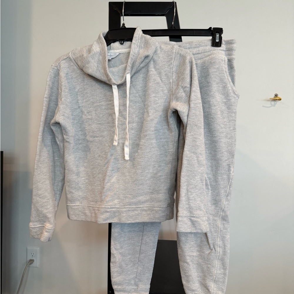 Curfew Soft Cream juniors, loungewear set size small smoke free, pet free